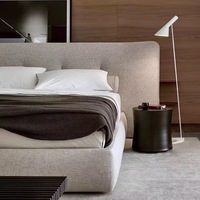 Italienisches Kingsize-Schlafzimmermöbel-Set Luxuriöses Kingsize-Bettgestell Modernes Kopfteil Stoffbett Luxuriöses Designer-Softbett