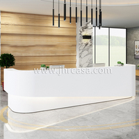 Bureau de réception moderne et simple en blanc, grand mobilier de bureau, comptoir de réception, table de réception avec LED