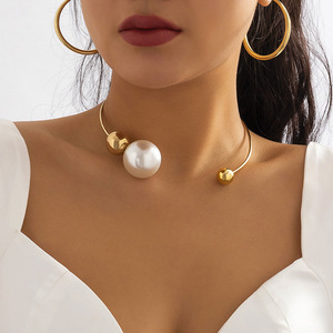 <span class=keywords><strong>Pendientes</strong></span> de aro gruesos de acero inoxidable, joyería para <span class=keywords><strong>mujer</strong></span>, <span class=keywords><strong>pendientes</strong></span> llamativos gruesos Huggie chapados en oro de 18 quilates - Product Image 3