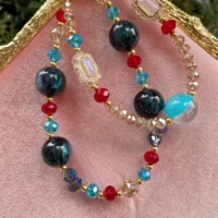 Colgante de cruz con pavé de cristales, accesorio para bolso/cadena de teléfono con diamantes de imitación en forma de lágrima en tono dorado, estilo gótico industrial pesado