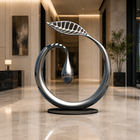 Sculpture moderne abstraite en acier inoxydable poli miroir, motif feuille et goutte d'eau, couleurs personnalisables pour aménagement paysager extérieur