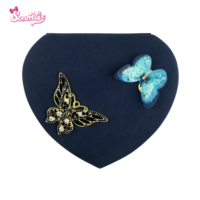 Boîte à bijoux personnalisée Yiyu en forme de cœur avec musique, cristal, papillon, broderie cœur bleu marine et rouge, figurine rotative pour bijoux