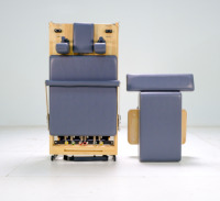 Appareil de Pilates pliable en chêne pour la vente au détail, incluant une boîte d'assise et un système de fixation, conçu pour un entraînement complet du corps.