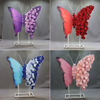 Mur floral papillon pour mariage, décoration artistique florale tendance pour restaurant, mur de fleurs pour mariage, présentation de fenêtre de banquet