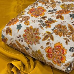 Tela Crepé Premium con Estampado Posicionado y Bordado, Material Natural para Prendas de Moda y Confección de Diseñadores, Venta al por Mayor - Product Image 1