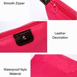 Pochette de voyage en nylon pour cosmétiques, avec fermeture éclair, impression numérique personnalisée avec logo SCI Factory, pour pinceaux de maquillage, articles de toilette pour femmes. - Product Image 4