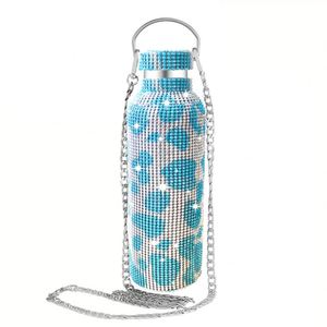 Botella de agua con aislamiento al vacío de 500ml (17oz) con diamantes de imitación, diseño viral y cadena para transportar. - Product Image 1