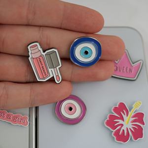 Модный современный металлический значок для женщин с эмалью в форме сердца для повседневного декора телефона и украшения - Product Image 3