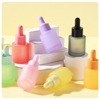 Vente en gros de flacons compte-gouttes mignons colorés givrés personnalisés bouteilles d'huile essentielle en forme de cylindre de pipette en verre