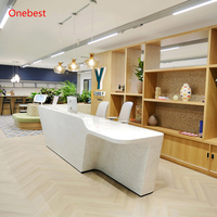 Comptoir de réception de bureau au design cubique et présentoirs, comptoir de réceptioniste en pierre Corian, modèle tendance