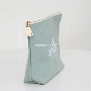 Bolsa de maquillaje de moda de lona personalizable de lujo con cierre de cremallera y detalle de borla - Product Image 2