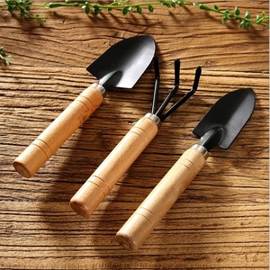 Ensemble d'outils de jardinage en trois pièces avec manche en bois <span class=keywords><strong>pour</strong></span> ameublir la terre, cultiver les légumes et entretenir les jardins à domicile - Product Image 1