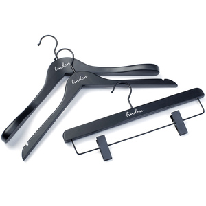 LINDON Cintres en Bois Noir Mat avec Logo Personnalisé pour Boutiques <span class=keywords><strong>de</strong></span> Marque - Product Image 1