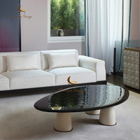 Table basse de luxe en bois massif, pièces de mobilier sur mesure pour villas haut de gamme et espaces de vie.