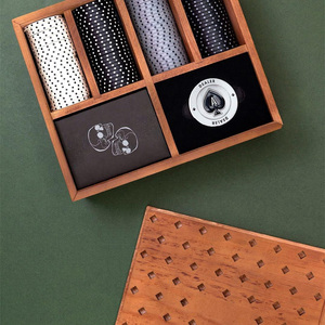 Juego <span class=keywords><strong>de</strong></span> Póker <span class=keywords><strong>de</strong></span> Lujo en Caja <span class=keywords><strong>de</strong></span> Madera Premium Incluye Naipes y 100 Fichas Personalizadas Debajo del Mazo - Product Image 2