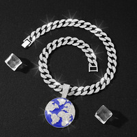 Collier pendentif globe terrestre doré audacieux avec chaîne cubaine en strass pour les passionnés de hip-hop et de streetwear urbain