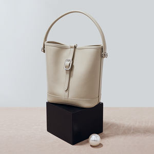 Nuevo bolso de hombro de cuero de alta gama estilo retro, bolso de mano para mujer, bolso tipo cubo a la moda - Product Image 3
