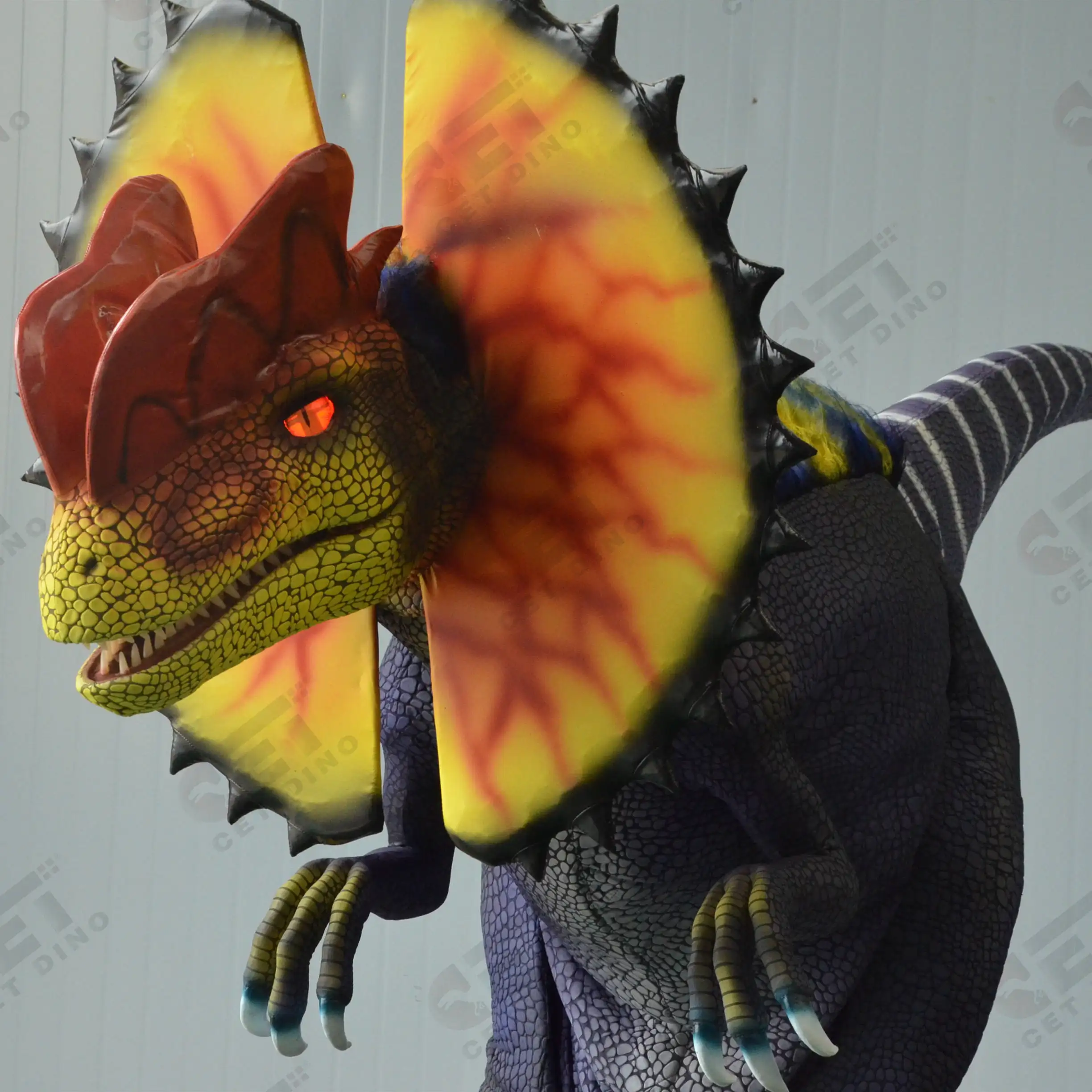 Kostum Dilophosaurus Jurassic Park klasik dapat semprot mata air setelan dinosaurus kustom bercahaya