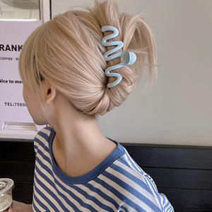 Pince à cheveux ondulée ajourée couleur bonbon, style été, pour femme, pince requin simple pour l'arrière de la tête - Product Image 2