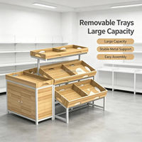 Op maat gemaakte houten fruitpresentatiestand met dubbele laag, metalen frame, groentepresentatieplank met wielen, supermarkt retail productenrek