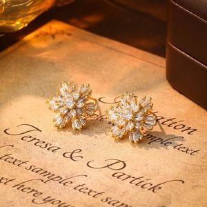 Boucles d'oreilles clous en zircon flocon de neige super scintillantes pour femmes, design luxueux et tempéré haut de gamme, polyvalentes, tendance et personnalisées - Product Image 1
