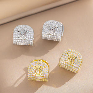 Moda mujer Latón chapado en oro Micro Pave Cubic Zircon lujo Logo Huggie pendientes joyería para fiesta - Product Image 2