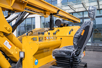 Machine hydraulique sur chenilles robuste pour le battage de pieux solaires, idéale pour les travaux de photovoltaïque et le vissage de pieux de terre.