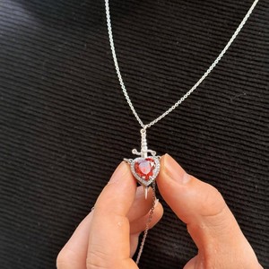 Regalo de San Valentín, Collar de Acero Inoxidable con Corazón de Cristal Rojo y Espadas para Hombre y Mujer, Juego de Collares a Juego para Parejas - Product Image 3