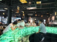 Lumière LED de luxe translucide rétro-éclairé bleu semi-précieux bleu agate grande réception d'hôtel table de bar de boîte de nuit