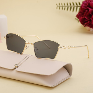 Gafas de Sol Cuadradas para Mujer BQ-9530, Lentes de PC con Protección UV400, Estilo Instagram, Montura Pequeña con Borde Dorado, Origen Taizhou - Product Image 3