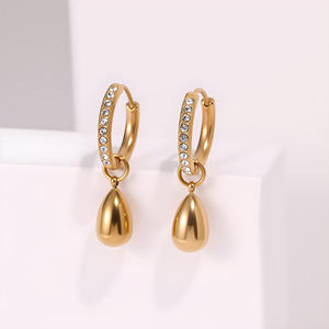 Boucles d'oreilles élégantes Teardrop Huggie plaquées deux tons avec des accents CZ Cadeau de bijoux à la mode pour les femmes qui aiment les motifs délicats - Product Image 3