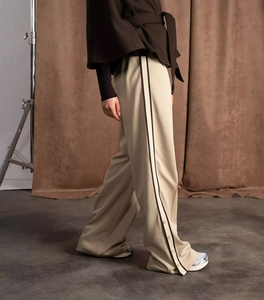 Женские брюки свободного кроя бежево-кремового цвета с боковой полосой, на резинке и с кнопками — для спортивно-элегантного стиля (OEM) - Product Image 1