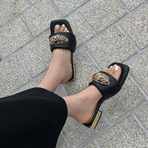 Sandalias de verano de nuevo estilo, modernas, metálicas, multicolor, sin cordones, con punta cuadrada y tacón medio grueso. - Product Image 4