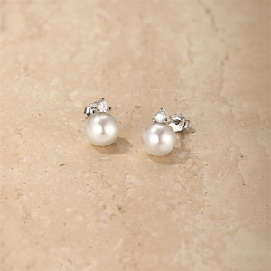 Boucles d'oreilles clous simples en argent sterling S925 plaqué rhodium avec perle de 7 mm pour femmes - Product Image 3