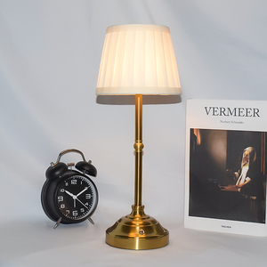 OEM & ODM カスタマイズ対応 ワイヤレス照明 ラグジュアリー ホームデコ スタイル エレガント コードレス ファブリック テーブルランプ - Product Image 2