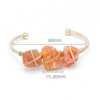 Bracelet en pierre brute enroulée de fil de fer plaqué or 18 carats Taille ajustable Géode Bracelet de manchette pour femme Bijoux de guérison en cristal