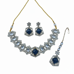 Parure de bijoux ethniques en laiton plaqué or, zircon et perles, pour fiançailles, mariage et mariée, comprenant collier ras-de-cou, boucles d'oreilles pendantes et tikka, pour les occasions de cérémonie - Product Image 2