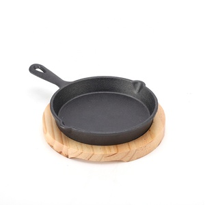 Mini poêle en fonte cocotte pré-assaisonnée avec design moderne 12cm/14cm poêle à frire de camping et plateau en bois - Product Image 5