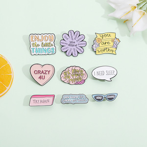 Serie de letras esmaltadas al por mayor, insignia de esmalte duro con forma de margarita fresca, personalizada OEM, accesorio de joyería de moda - Product Image 1