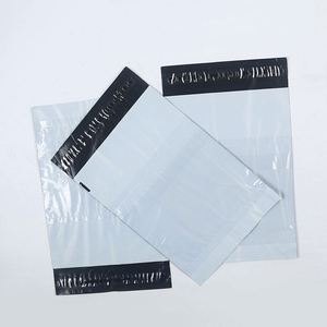 Bolsa Impermeable Resistente con Logotipo Personalizado Impreso, Bolsillo Resistente a Desgarros y 100% Biodegradable para Empaque de Ropa - Product Image 4