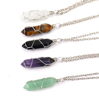 Collier pendentif en argent avec pierres naturelles améthyste, quartz rose, agate, enroulées de fil, à double terminaison, en forme de colonne hexagonale et de balle