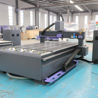 Routeur CNC industriel 1325 à changement d'outil automatique Mach3 à entraînement par engrenages haute précision pour l'agencement de panneaux de bois et la gravure de meubles