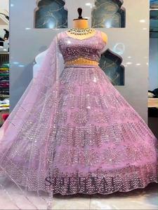 Magnifique ensemble de mariage ethnique Lehenga Choli entièrement brodé avec de véritables embellissements miroir faits à la main, prêt-à-porter - Product Image 2