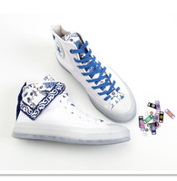 Assiettes vierges colorées bon marché baskets lacet en métal étiquette avec logo personnalisé gravé serrures en dentelle breloques pour la décoration de chaussures
