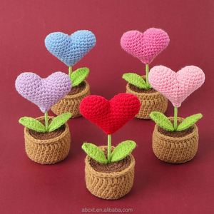 Decoración Pequeña para el Día de San Valentín, Flores Artificiales Hechas a Mano, Tejidas con Hilo de Ganchillo, Maceta con Corazón Rojo - Product Image 1