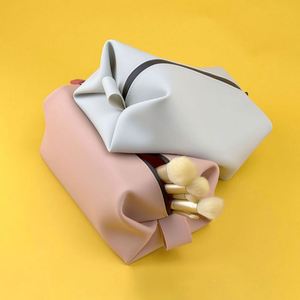 Pochette de maquillage en silicone de qualité supérieure, résistante à l'eau, avec fermeture éclair pratique pour les femmes, utilisation quotidienne - Product Image 5
