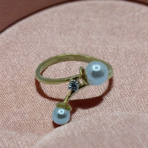 Elegante Anillo de Perlas Doradas con Detalle de Diamante, Anillo Abierto Moderno para Mujer, Joyería para Uso Diario - Product Image 4