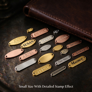 Placa Metálica Personalizada para Ropa, Etiqueta Metálica Grabada con Letras en Relieve para Coser, OEM ODM - Product Image 2