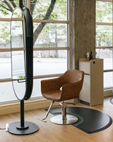Miroir de salon ovale pleine longueur avec cadre doré, argenté et noir, et bande de connexion au pilier du plafond