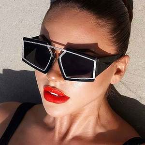 Gafas de Sol de Moda al por Mayor con Logotipo Personalizado para Mujer, Gafas de Sol Cuadradas Extra Grandes Irregulares con Marco de Metal y Protección UV400 - Product Image 1